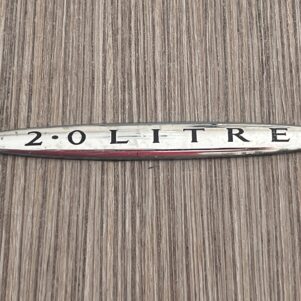 Torpedo badge zijkant motor type aanduiding, 2 litre - DAQ100060MM