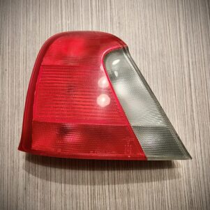 Achterlicht links voor sedan - XFB101310