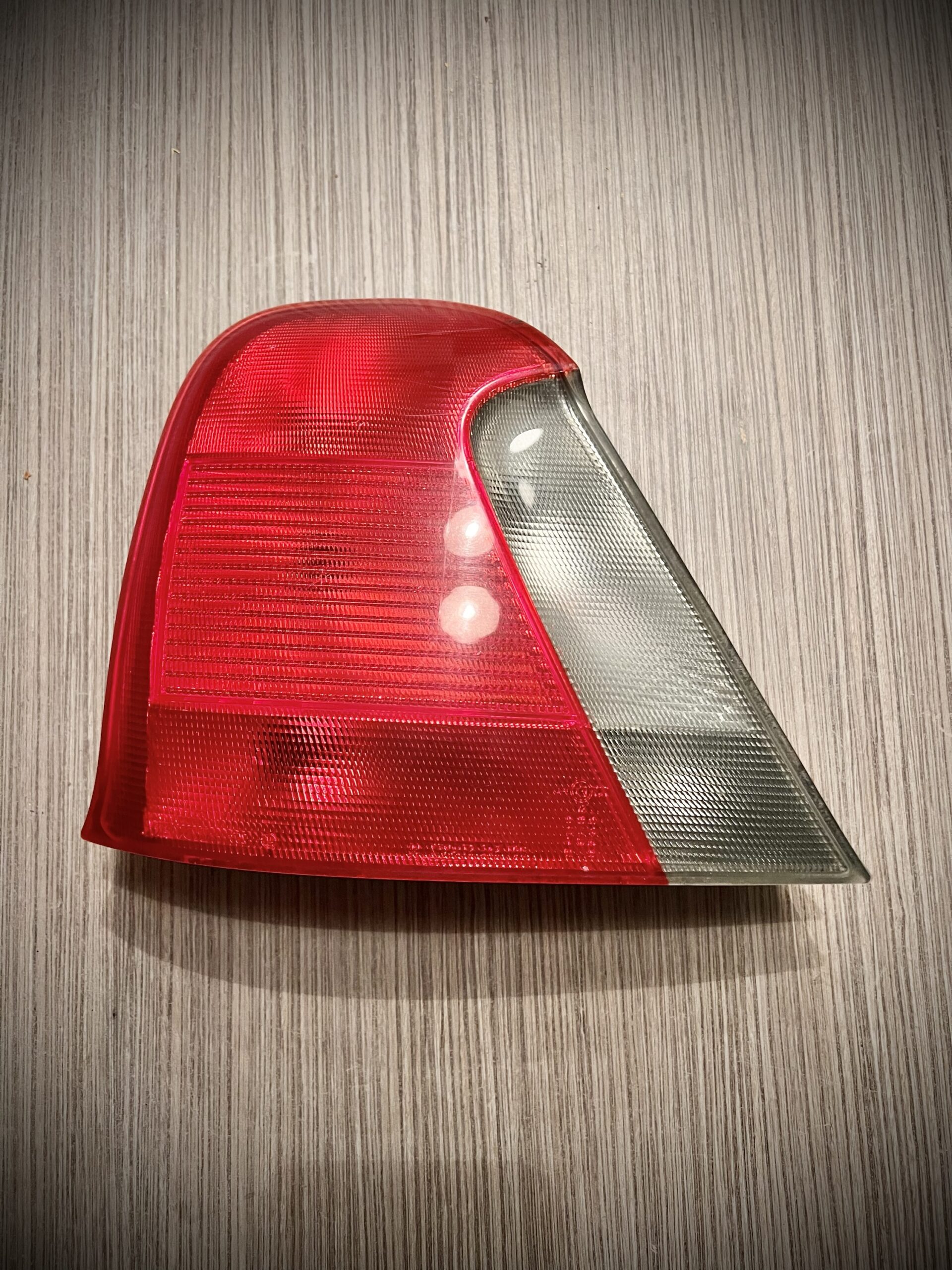 Achterlicht links voor sedan - XFB101310